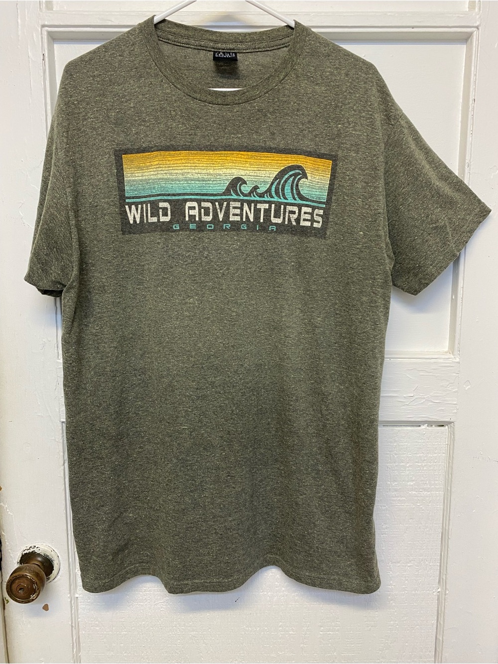 olive green short-sleeve graphic t-shirt "Wild Adventures Georgia Mens size XL